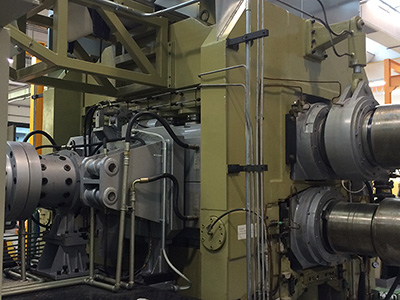 خط صقل وبثق لألواح المطاط العريضة